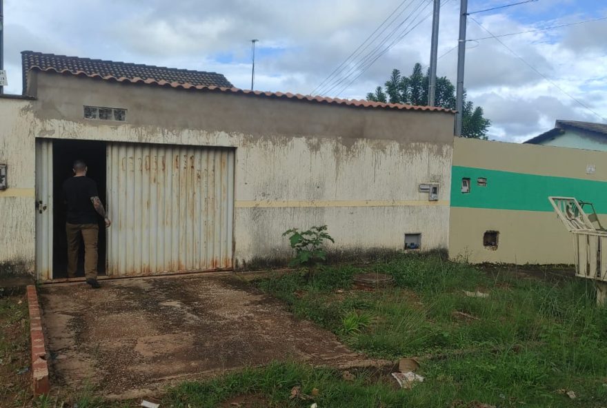 Jovem em cárcere privado é resgatada após jogar bilhete por cima do muro