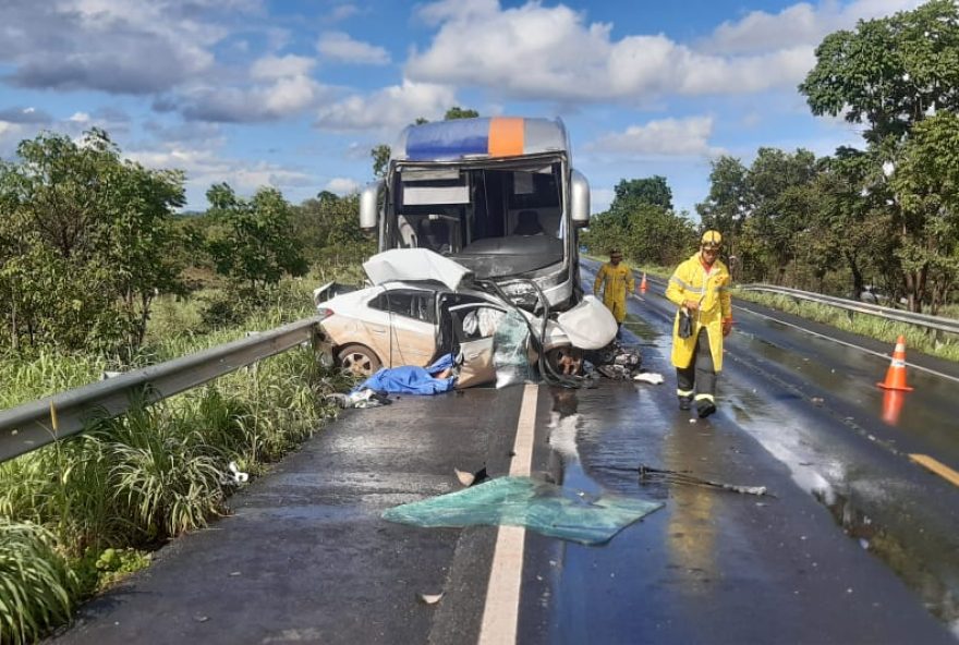 Carro ficou destruído com o impacto. (Foto: Divulgação/Corpo de Bombeiros)