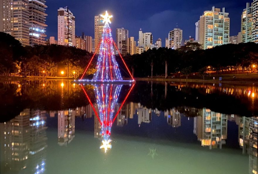 Decoração de Natal em Goiânia conta com 1 milhão de mini lâmpadas de LED: trabalho foi executado pela Comurg em 19 locais da Capital