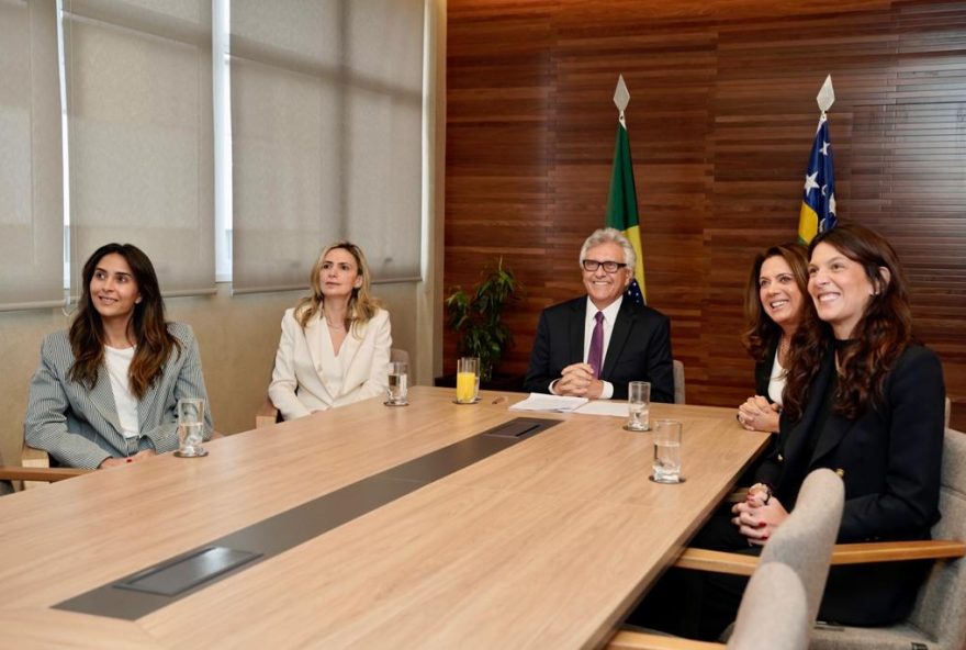 Governador Ronaldo Caiado participa remotamente de cerimônia de diplomação, ladeado pela esposa Gracinha Caiado (direita) e pela médica Ludhmila Hajjar (esquerda). Nas extremidades, as filhas Marcela e Maria Caiado