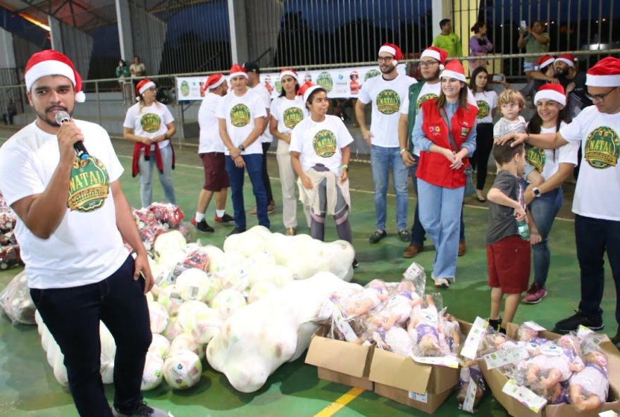 A ação é realizada em parceria com a Organização das Voluntárias de Goiás (OVG) e a Coca Cola, e conta com a presença dos secretários, vereadores e servidores municipais na organização e entrega de brinquedos, e com a presença da Polícia e do Corpo de Bombeiros Militar.