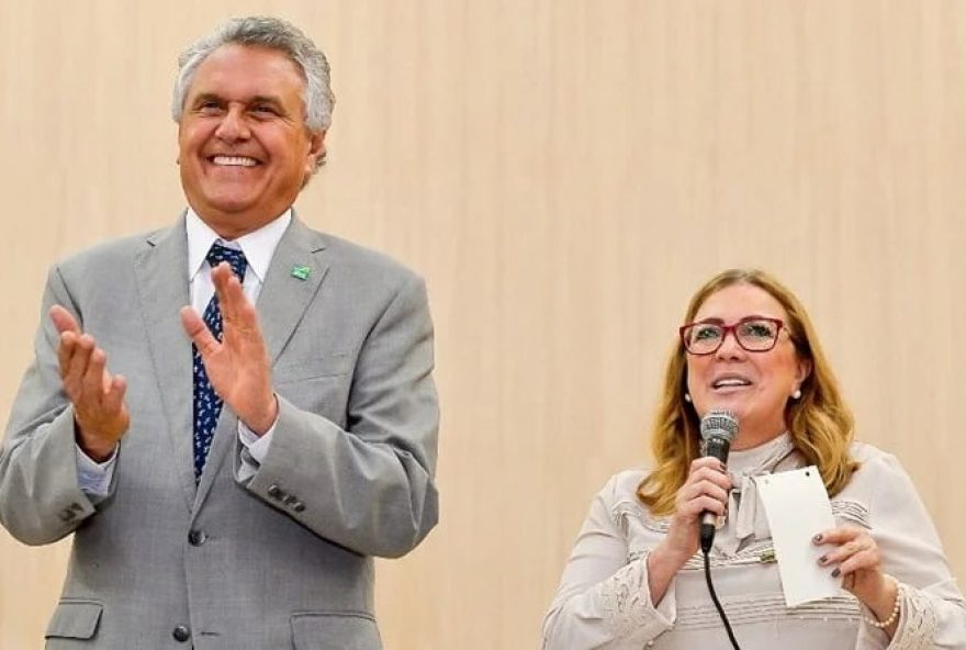 Governador Ronaldo Caiado e secretária de Educação, Fátima Gavioli, executam política de valorização dos professores da rede estadual (Foto: Secom)