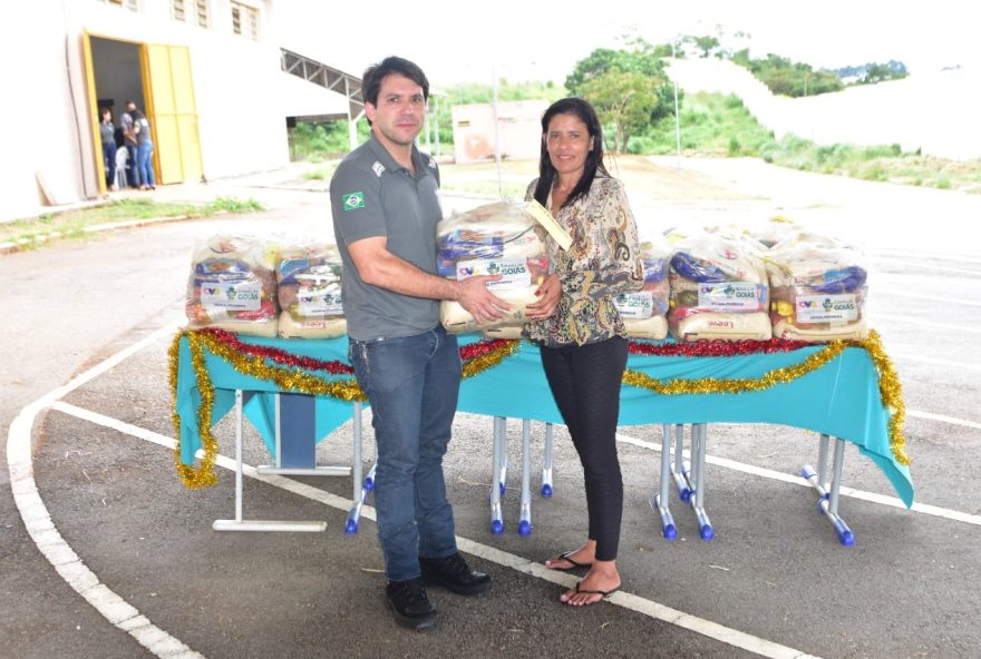 Maria Aparecida Cardoso da Silva, mãe de um dos jovens do Case de Anápolis, recebe a cesta do gerente do Sistema Socioeducativo, Renato de Paula Bueno (Fotos: Seds)