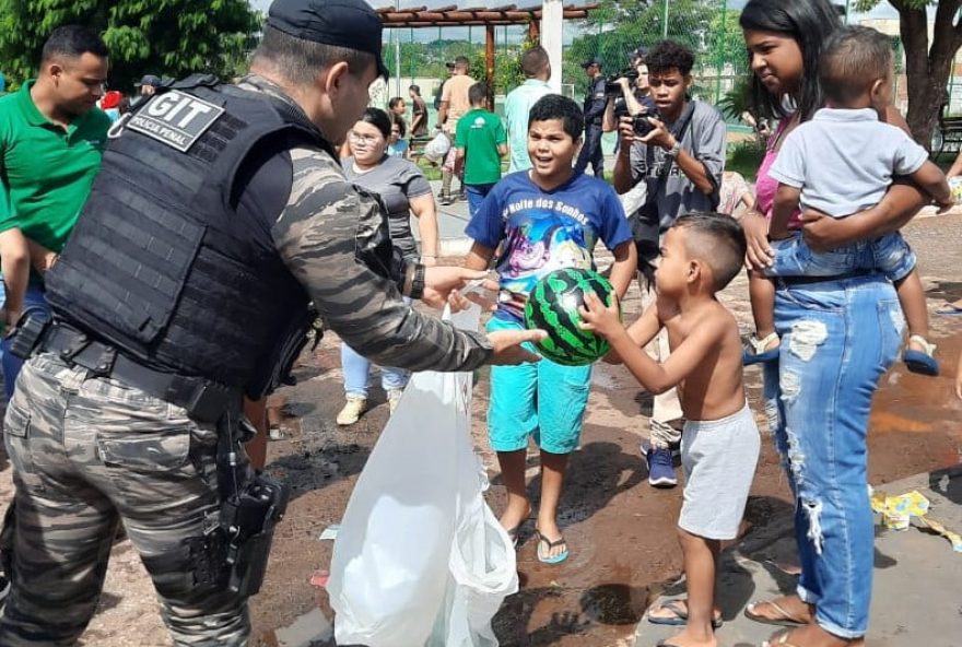 Crianças recebem brinquedos de policiais penais durante ações de solidariedade