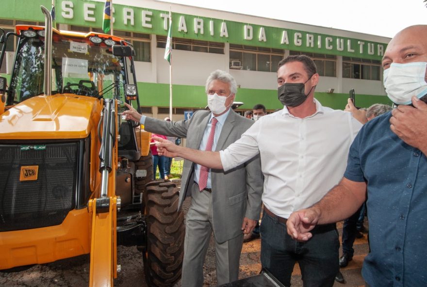 Governador Ronaldo Caiado, secretário Tiago Mendonça e prefeito de Flores de Goiás, Altran Avelar, em uma das entregas do Mecaniza Campo: “Agradeço em nome de toda a comunidade”, diz gestor municipal