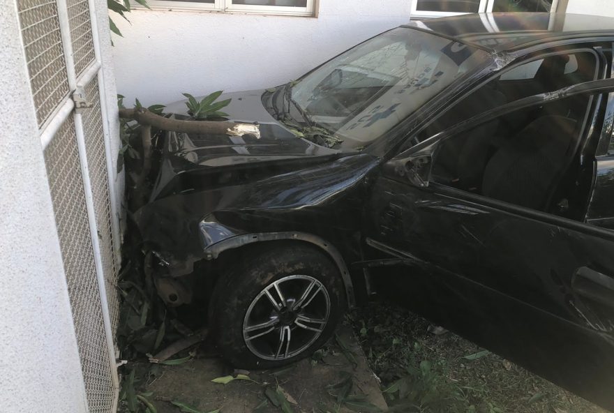 Motorista bêbado invade posto de saúde e se choca contra parede