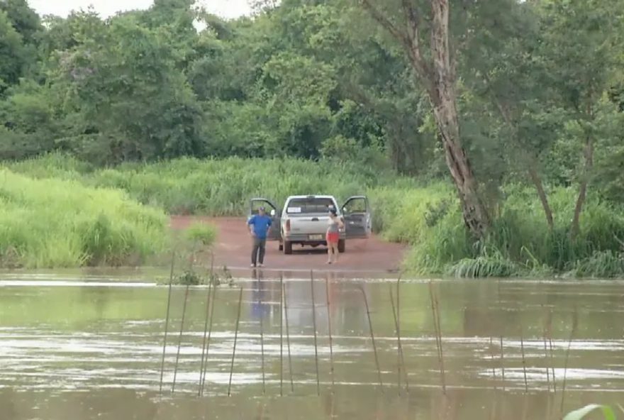 Em alguns pontos da cidade, a água atingiu um metro de altura. Rios estão com volumes altos, o que ocasionou em danificações de algumas pontes, deixando oito delas interditadas (Reprodução/ TV Anhanguera)