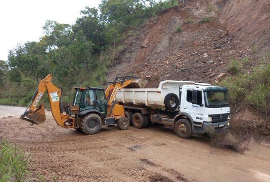 Goinfra realiza serviços emergenciais na GO-132, entre Colinas do Sul e Niquelândia, onde houve deslizamento de talude