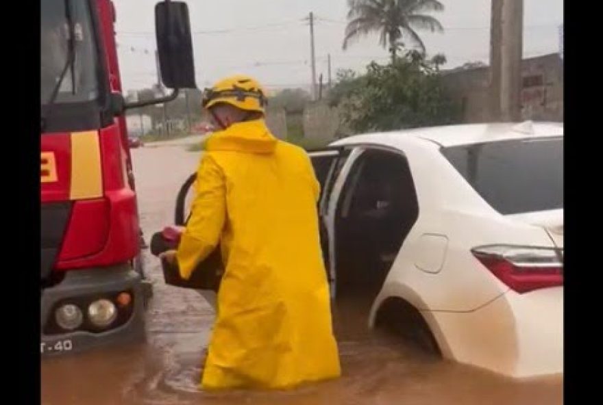 Vídeo: Bombeiros resgatam bebê de 7 meses em rua alagada