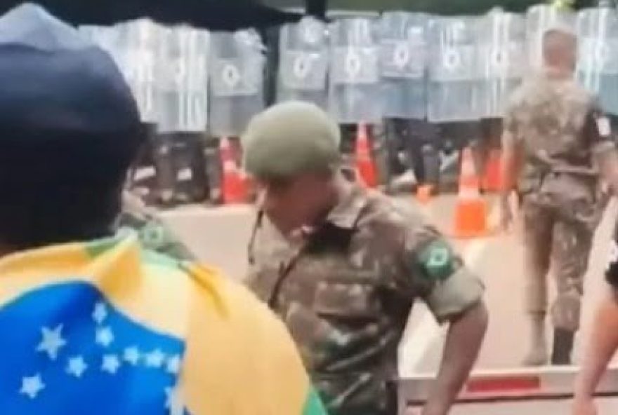 Em vídeo divulgado pela internet é possível observar quando os militares responsáveis pela segurança dos imóveis onde moram os generais tentam acalmar os mais exaltados. (Foto: Reprodução)