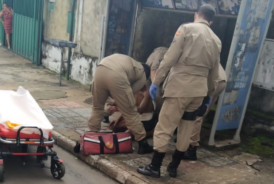 Homem em situação de rua é baleado ao jogar pedras em viatura, em Goiânia