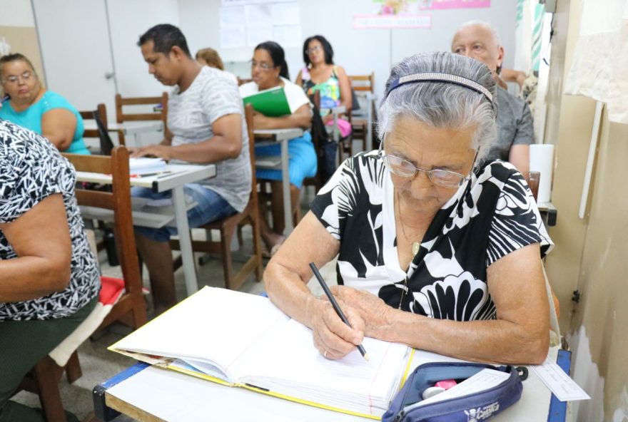 Jovens e adultos na sala de aula. (Reprodução/SME)