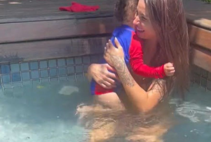 Com Fred no ‘BBB 23’ Boca Rosa se diverte com o filho na piscina