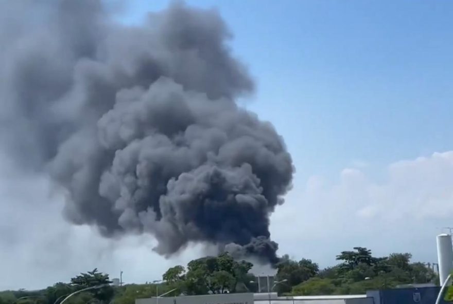 Fumaça preta chamou atenção de quem passava pela região do aeroporto do Rio de Janeiro. (Foto: Reprodução)