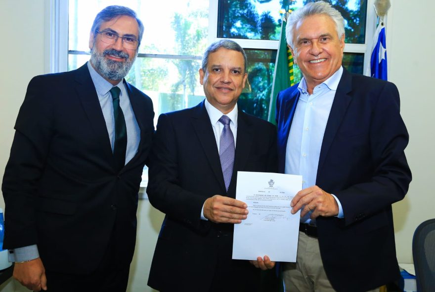 Governador Ronaldo Caiado e o novo desembargador do TJ-GO José Taveira. (Reprodução/Secom)