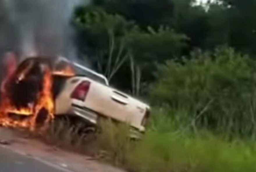 Acidente em uma curva causou incêndio que levou à morte um dos motoristas envolvidos na colisão. (Foto: Reprodução)