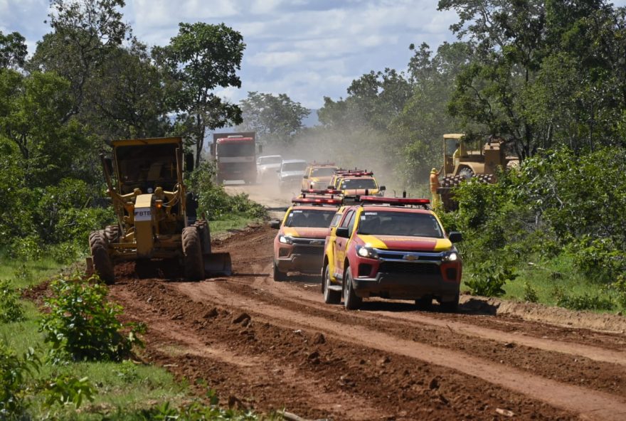 Goinfra executa melhorias em 20,8 quilômetros da vicinal que dá acesso à comunidade Vão de Almas e a Teresina de Goiás. (Fotos: Silvano Vital)