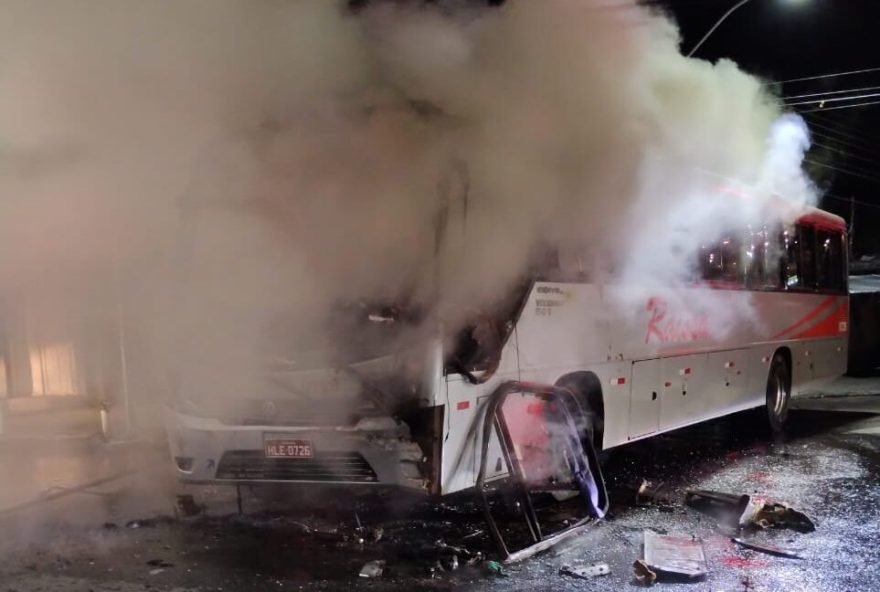 Ônibus ficou destruído, já o caminhão teve apenas o tanque danificado. (Foto: Divulgação/Corpo de Bombeiros)