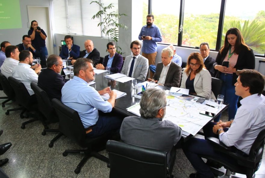 Ao lado do vice-governador Daniel Vilela, presidente da Goinfra, Lucas Vissotto apresenta proposta de implantação de modal ferroviário em Goiás: grupo de trabalho foi criado para definir minuta do projeto de lei (Foto: Silvano Vital e Wildes Barbosa)