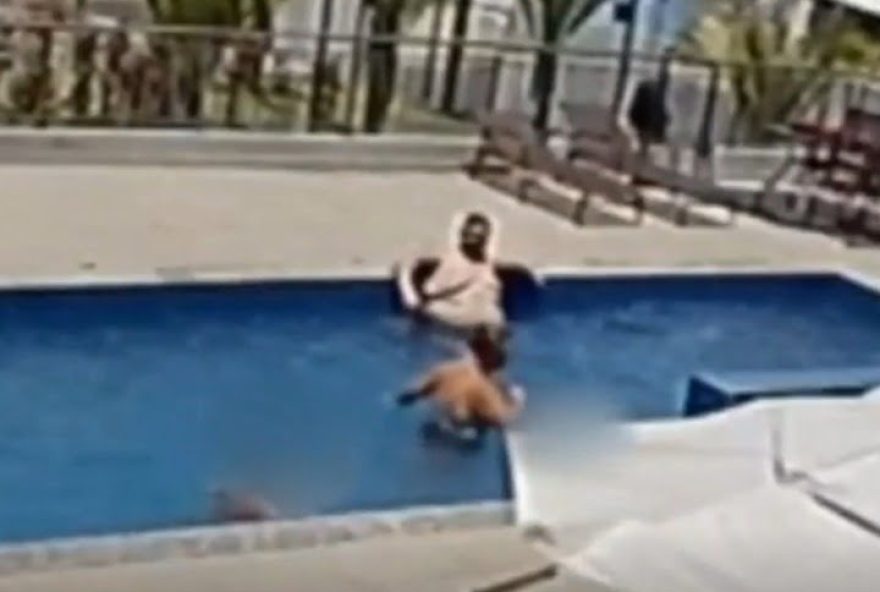 Mulher tenta afogar criança em piscina; mãe leva soco ao tirar satisfações