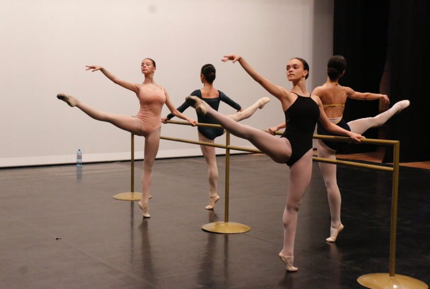 Ana Luísa Negrão e Lúcia Abril Marcucci, bailarinas da EFG em Artes Basileu França, têm treinamento intensificado para participação no Prix de Lausanne, maior competição de dança do mundo 
(Foto: Gabriel Alexandria)