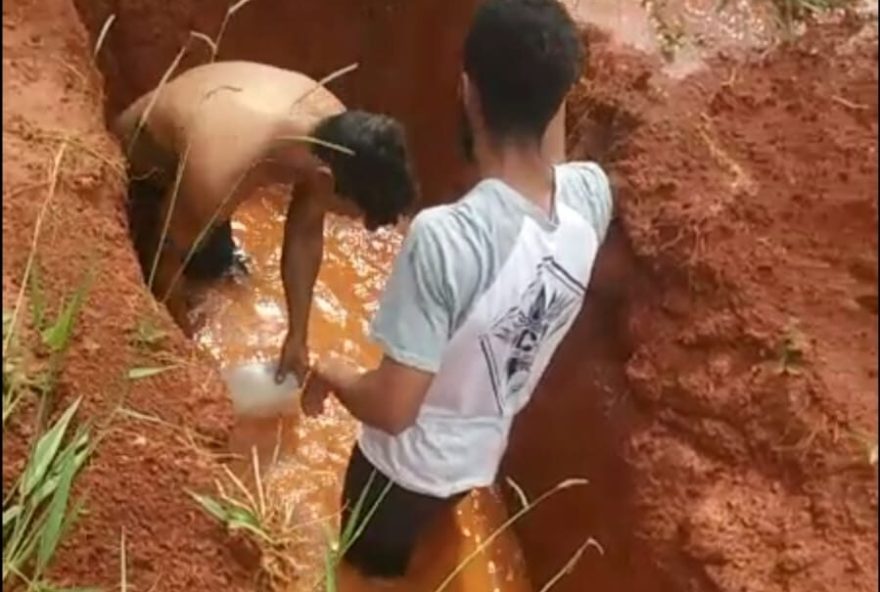 Em cemitério de Anicuns, moradores retiram água das covas