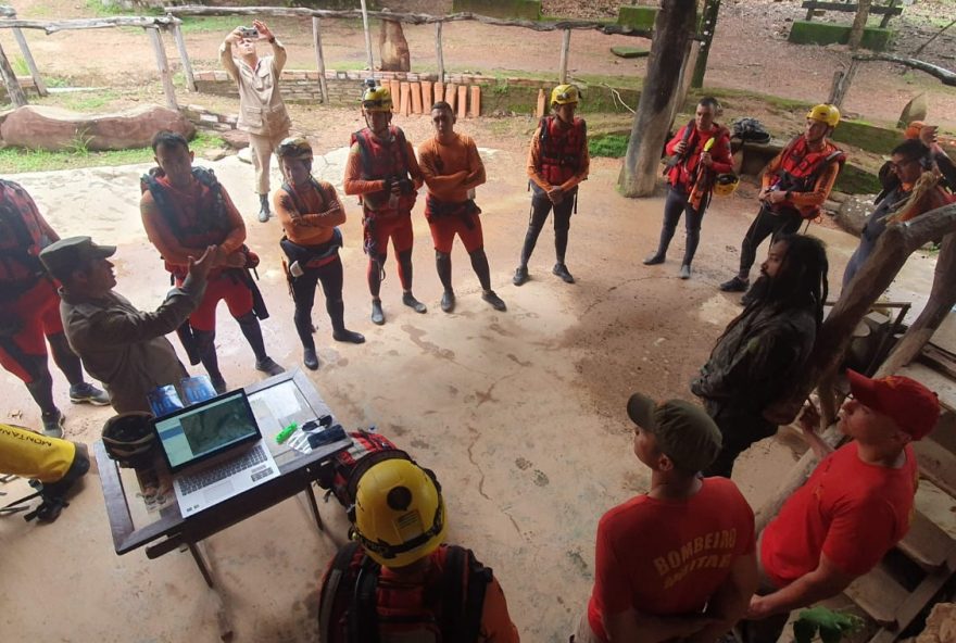 Com câmeras térmicas, bombeiros retomam buscas por turista desaparecido