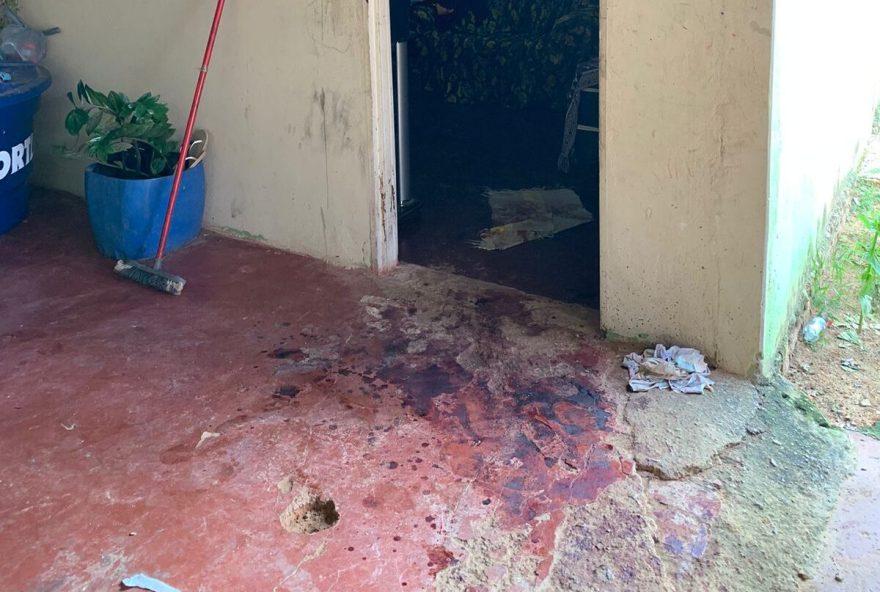 Cômodos e entrada da casa ficaram sujos com marcas de sangue. (Foto: Divulgação/PC)