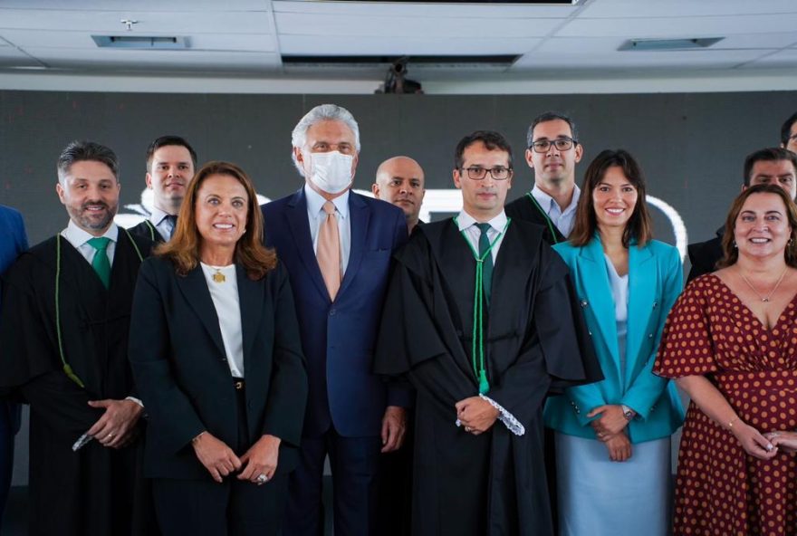 Governador Ronaldo Caiado assina termo de posse do novo defensor público-geral de Goiás: meta é reforçar o combate às desigualdades sociais (Fotos: Júnior Guimarães)