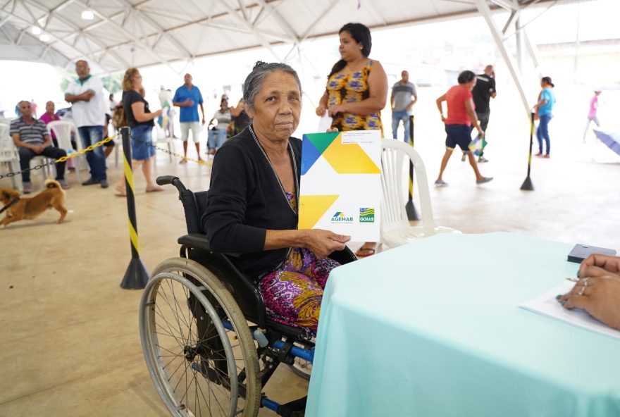 Famílias recebem escrituras em atendimentos realizados pela Agehab: termo de cooperação técnica com a prefeitura vai agilizar processo em 15 bairros de Goiânia
(Foto: Octacílio Queiroz)