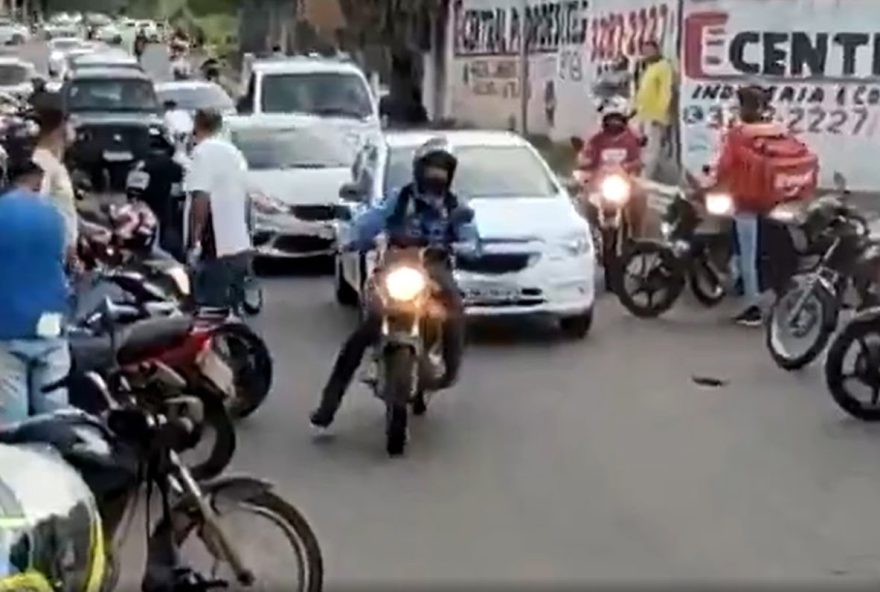 Motociclistas protestam contra morte de jovem em enxurrada no Jardim América