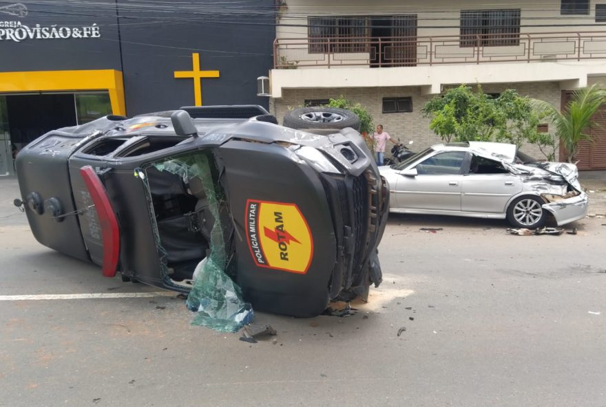 Viatura da Rotam capota após bater em carro de passeio em Goiânia