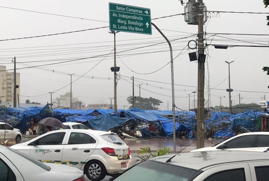 Tempestade derruba barracas da Feira Hippie e causa estragos em Goiânia