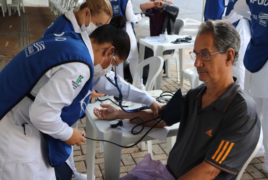 Atendimentos gratuitos acontecem das 7h às 12 horas, na Praça Abrão Rassi, em frente ao hospital
(Foto: Reprodução)