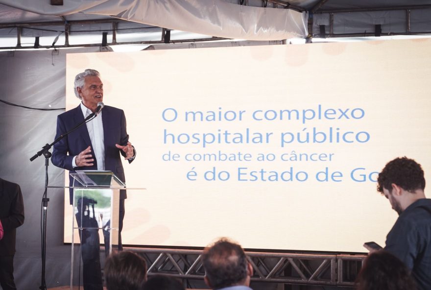 Governador Ronaldo Caiado durante lançamento da obra do Complexo Oncológico de Referência do Estado de Goiás. (Reprodução/Hegon Corrêa e Júnior Guimarães)