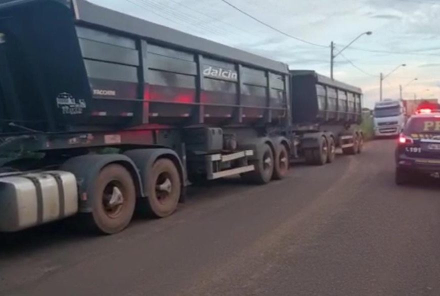 Caminhoneiro dirigia rumo à Goiânia. (Foto: Divulgação/PRF)