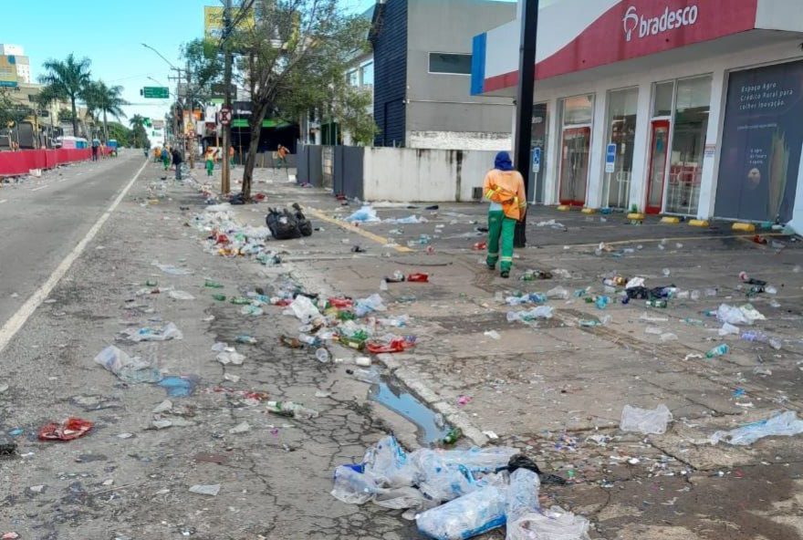 Comurg alerta para descarte correto de lixo durante festejos de Carnaval e destaca equipes de limpeza para monitorar vias: no pré-carnaval, prefeitura retirou três toneladas de resíduos das ruas em apenas um dia de festa 
(Foto: Comurg)