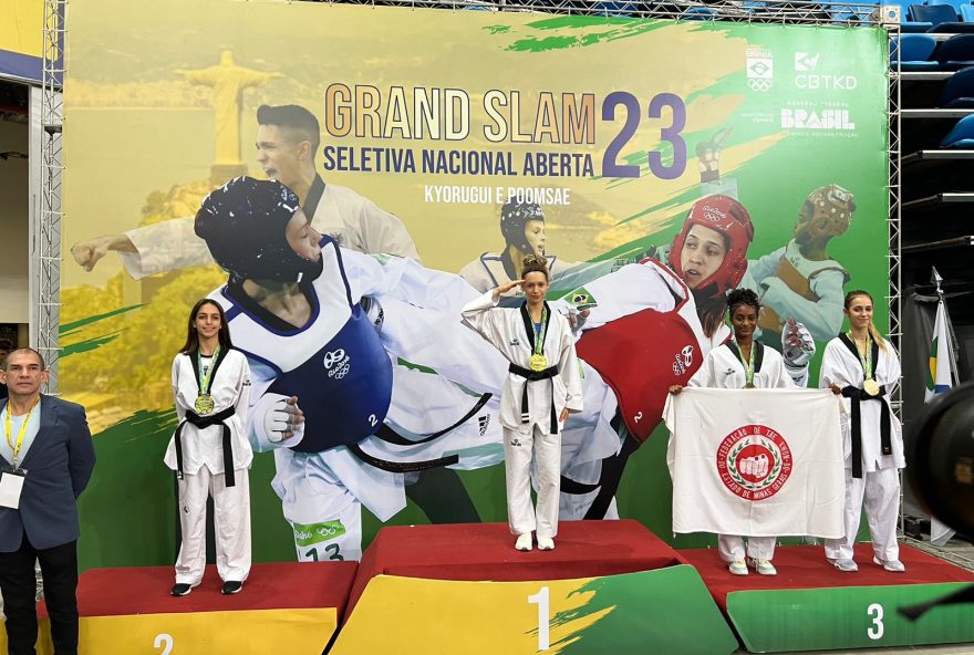 No alto do pódio, lutadora bolsista do Pró-Atleta Dângela Guimarães garante classificação para o Campeonato Mundial de Taekwondo (Foto: Divulgação)