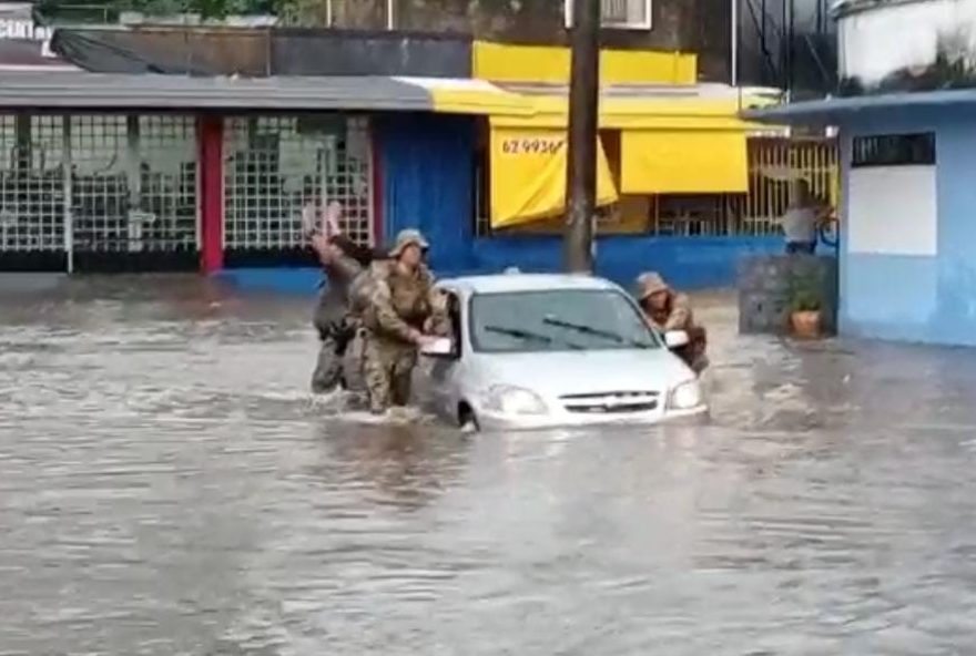 Policiais resgatando carro ilhado durante temporal. (Foto: Divulgação/PM)