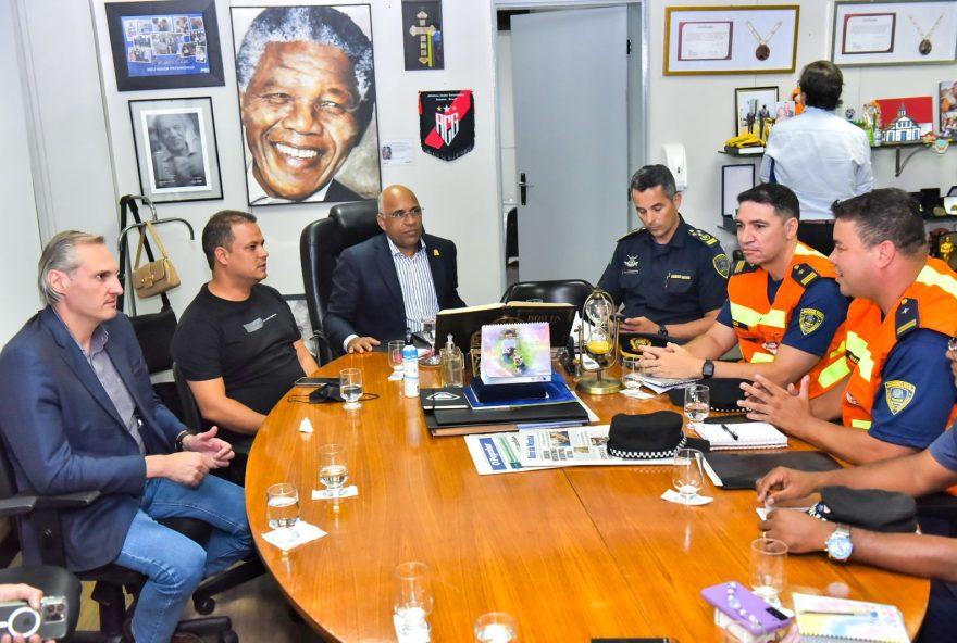 Rogério Cruz coordena sala de situação com participação de dez secretarias para ações imediatas durante período chuvoso: força-tarefa monitora 27 áreas de risco na capital. (Foto: Divulgação/Secom)