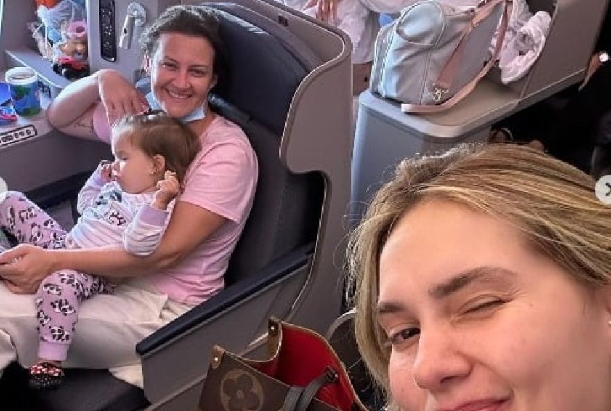 A foto escolhida em que Virginia aparece ao lado de Zé Felipe, segurando as crianças de pijama, e com as babás sentadas ao fundo