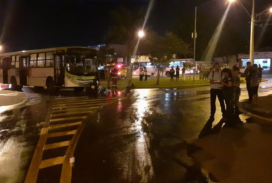 Em Goiânia, motociclista morre ao colidir frontalmente com ônibus