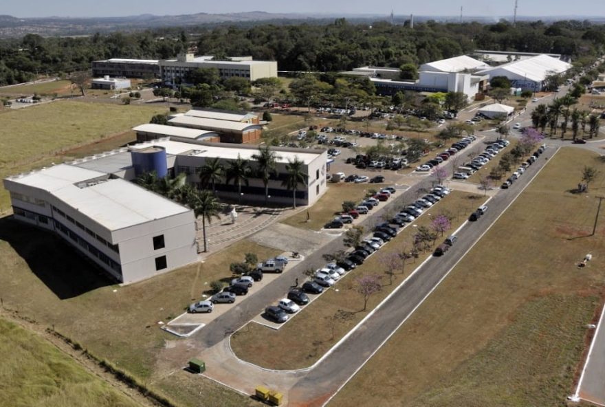 A UFG é uma das mais buscadas pelos estudantes. A universidade possui12 órgãos administrativos, 28 unidades acadêmicas e 3 unidades acadêmicas especiais.
(Foto: Reprodução/UGF)