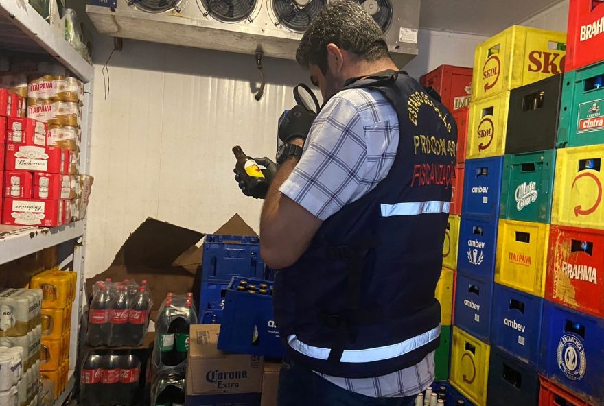 Bebidas e cigarros foram apreendidos. (Foto: Divulgação/Procon GO)