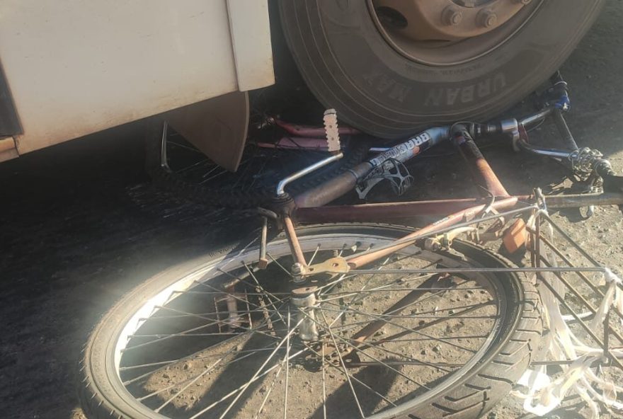 Bicicleta foi parar em baixo do ônibus. (Foto: Divulgação/Corpo de Bombeiros)