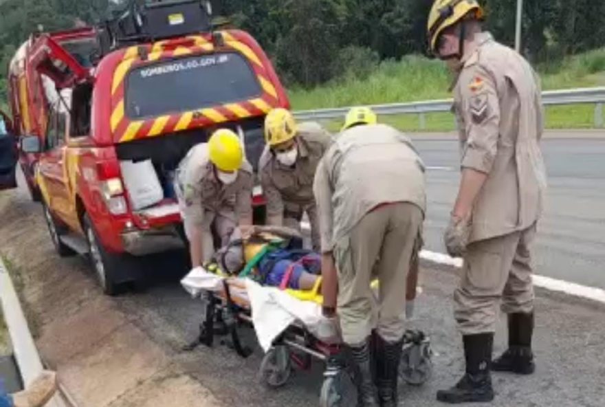 Homem sendo resgatado pelo Corpo de Bombeiros. (Foto: Divulgação/Corpo de Bombeiros)