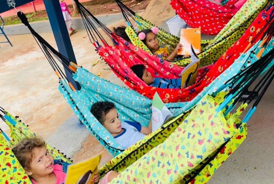 Crianças em espaço de educação infantil