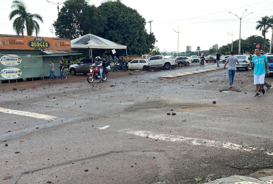 Explosão fez com que pedras voassem para várias direções. (Foto: Divulgação/PC)