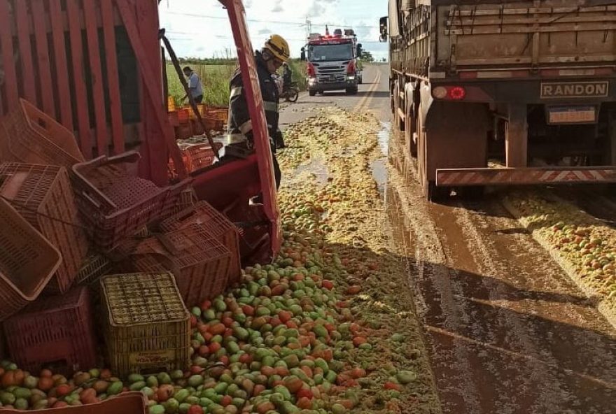 Caminhão com carga de tomate capota na GO-473, entre Anápolis e Gameleira