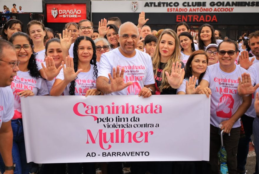 Prefeito Rogério Cruz participa da caminhada pelo fim da violência contra a mulher